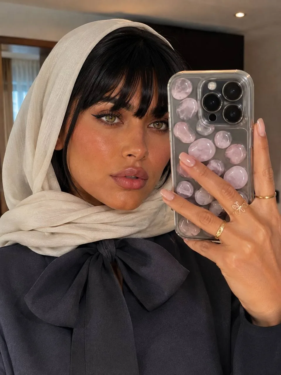 سلفی با حجاب — Girly AI image prompt