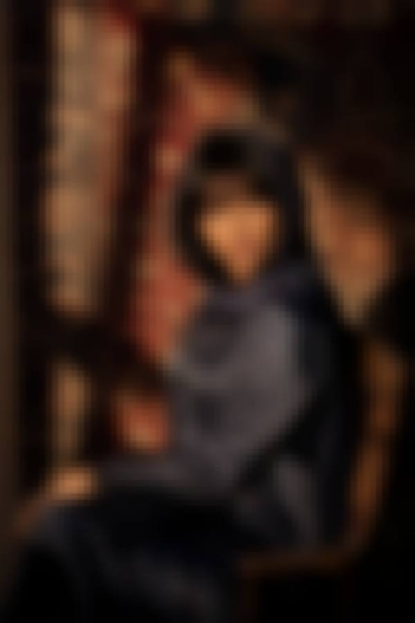 Iranian girl and carpet — Girly AI image prompt