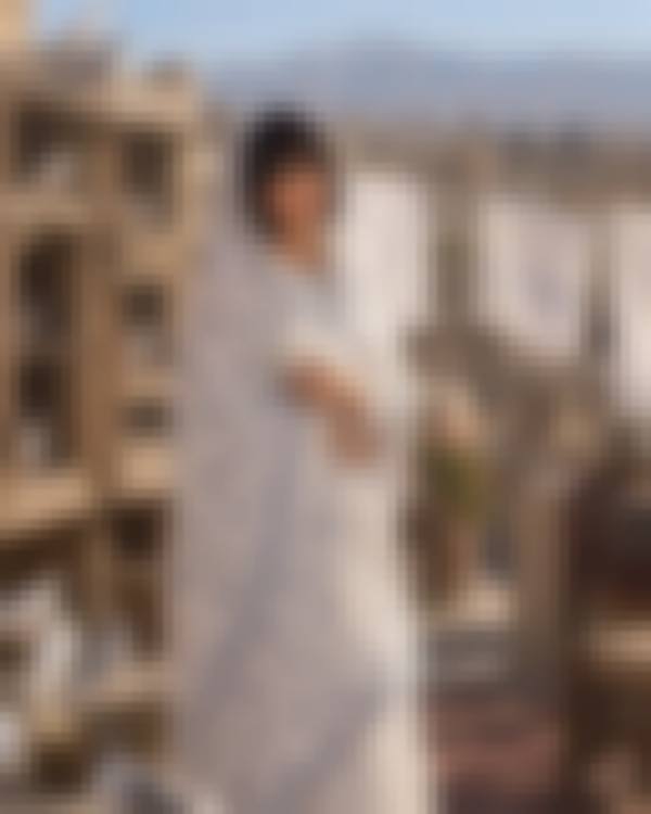 روی پشت بام زمان قدیم — Girly AI image prompt